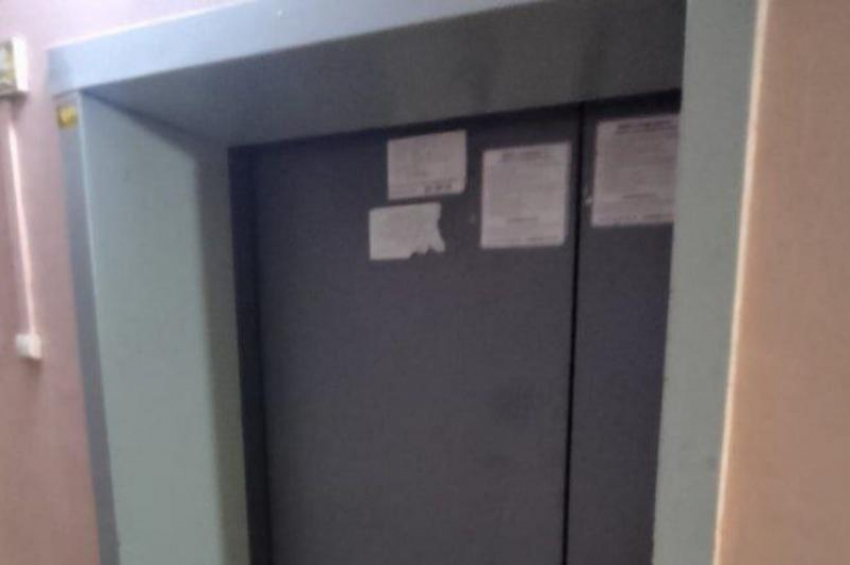  «Все проблемы в сквозняке»: в ДСиГХ объяснили, почему пугающий лифт на Строителей издавал жуткие звуки