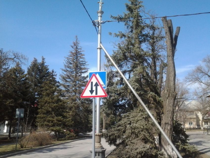 «Что лучше: столкнуться с машиной или потерять подвеску?»  - читатель «Блокнота»