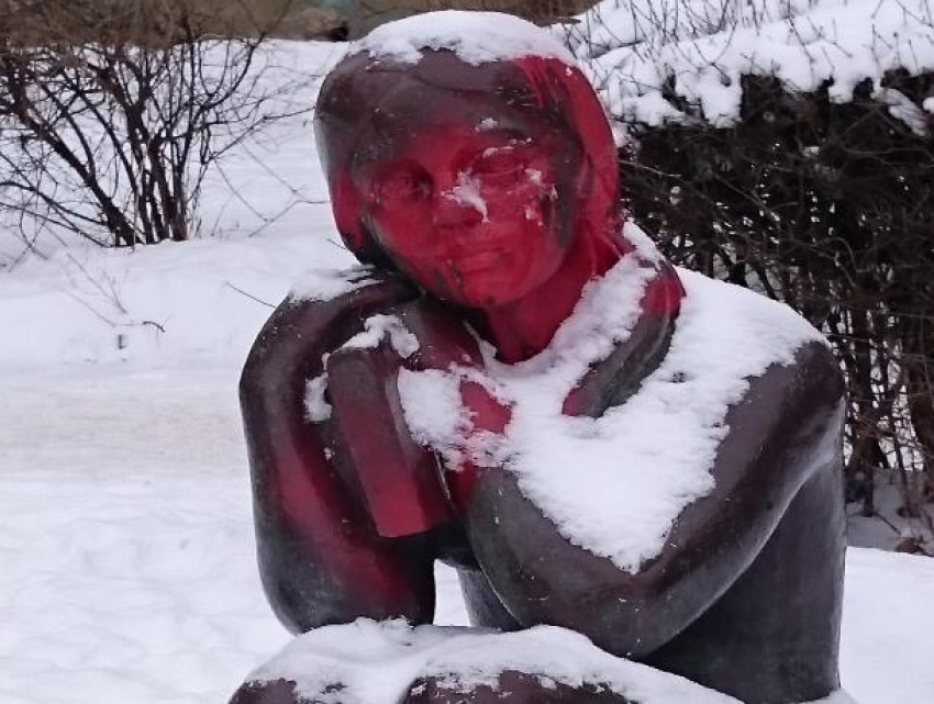 Вандалы облили краской скульптуру «Девушка с книгой» в центре Волгодонска