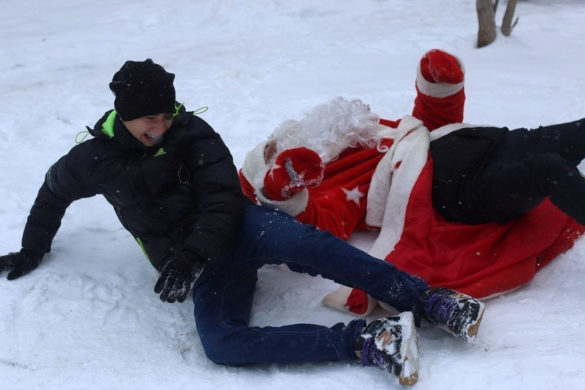 Хулиганы попытались избить Деда Мороза в Волгодонске