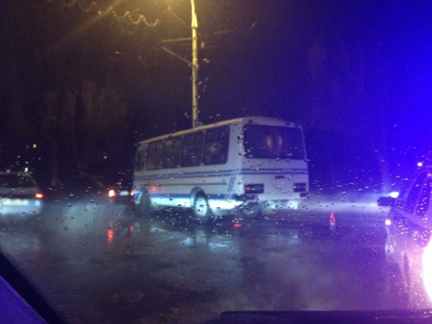 ДТП с участием пассажирского автобуса перегородило дорогу на проспекте Курчатова – читатель