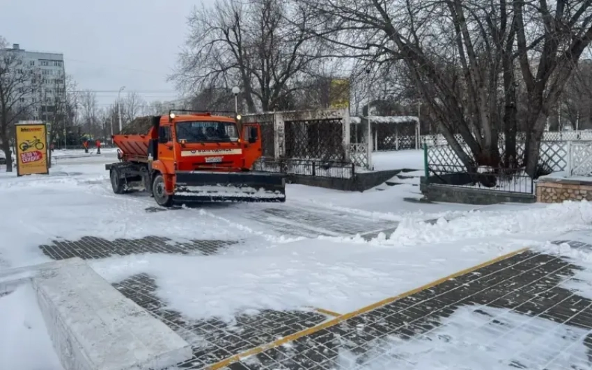 Волгодонские коммунальщики пообещали почти каждый день убирать снег в усиленном режиме 