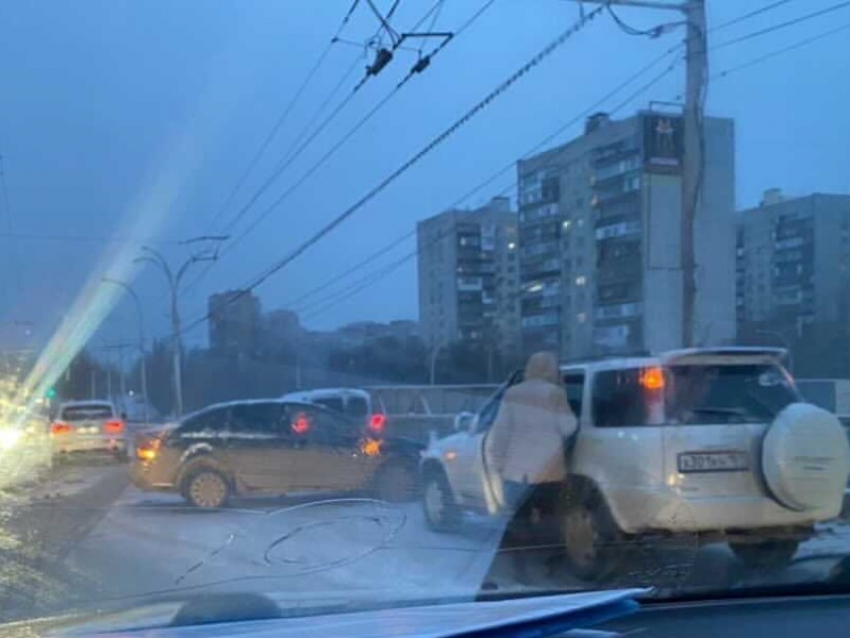 Серьезная авария на мосту парализовала движение в Волгодонске