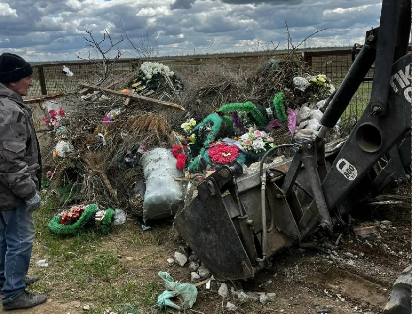 Коммунальщики продолжают тоннами вывозить мусор с городских погостов