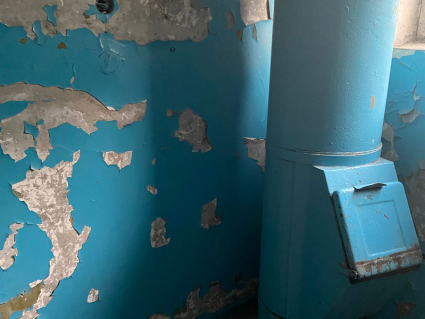 «С водой перебоев нет, тараканов травим, свет есть»: управляющая компания ветхого дома на проспекте Строителей ответила на жалобы жителей