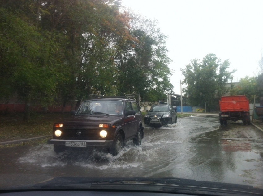 В Волгодонске во время дождя коммунальщики решили откачать воду из канализации прямо на проезжую часть, - читатель «Блокнота Волгодонска»