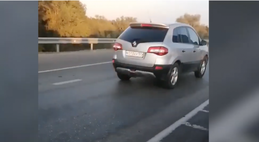 Водители объезжают пробку на судоходном мосту по «встречке»