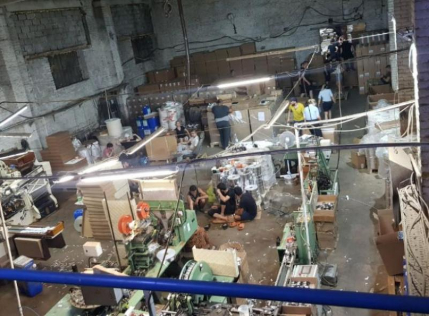 Подпольную табачную фабрику с рабочими из Средней Азии  обнаружили в Морозовске