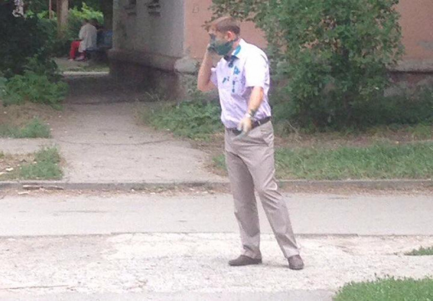 Мужчине облили лицо зеленкой рядом с администрацией Волгодонска