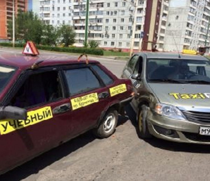  На перекрестке Энтузиастов и Гагарина такси врезалось в учебный автомобиль
