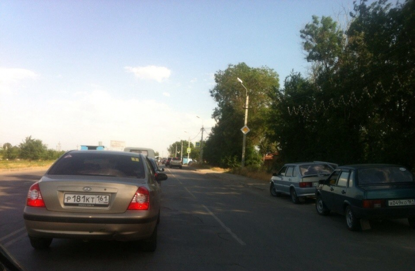 В Волгодонске образовалась большая автомобильная пробка через мост