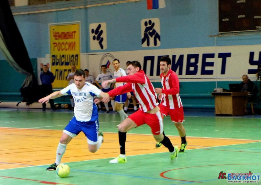 В финал чемпионата Волгодонска по мини-футболу вышли «Атом» и «Улыбка»