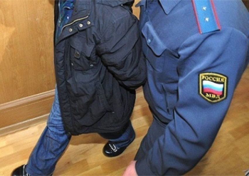 21-летнему жителю Цимлянска, ударившему полицейского возле «Магнита», грозит до 5 лет тюрьмы