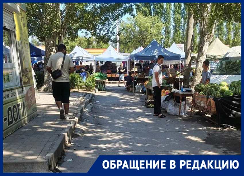 Наглые продавцы арбузов развели стихийный рынок и перегородили единственный проезд в жилой двор на улице Морской 