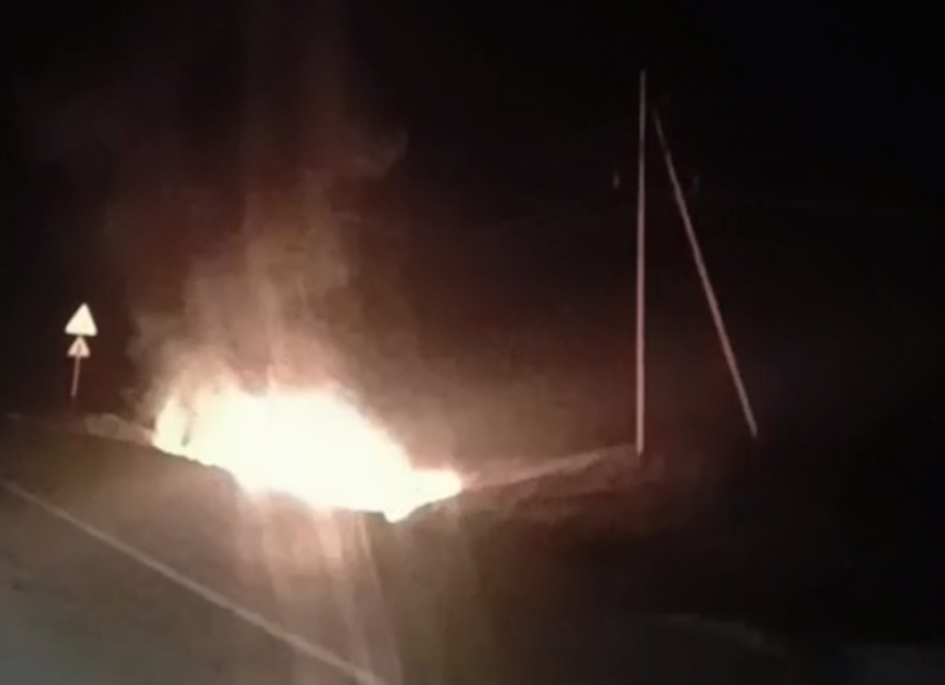 Появилось видео пылающей от падения украинского БПЛА машины на трассе Цимлянск - Морозовск