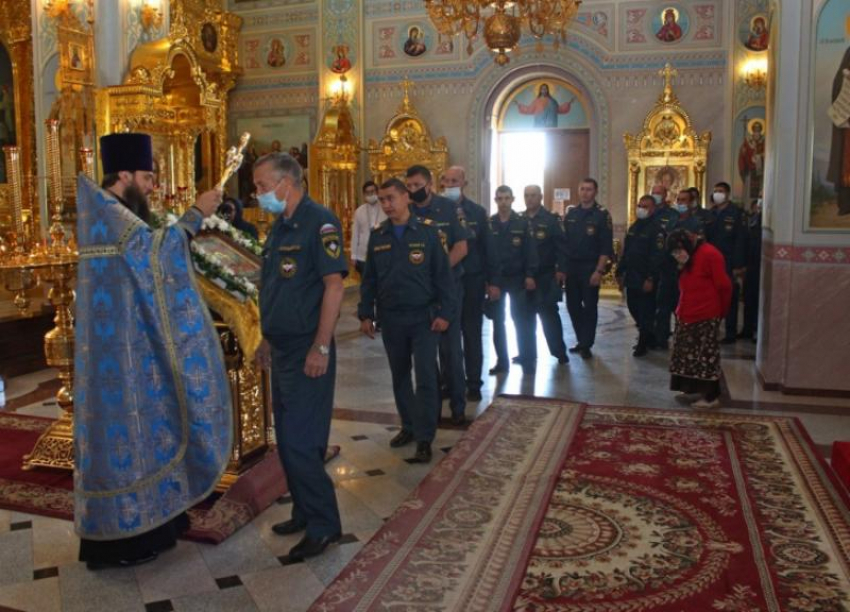 Пожарные и спасатели Волгодонска приняли участие в богослужении в честь иконы Божией Матери «Неопалимая Купина»