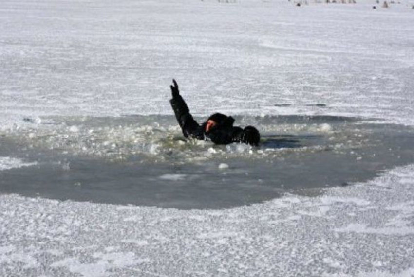 В Волгодонске на заливе провалился под лед и утонул 25-летний парень