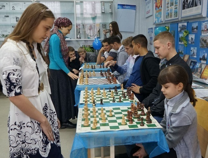 Две сестры из Волгодонска одновременно играли в шахматы на десяти досках