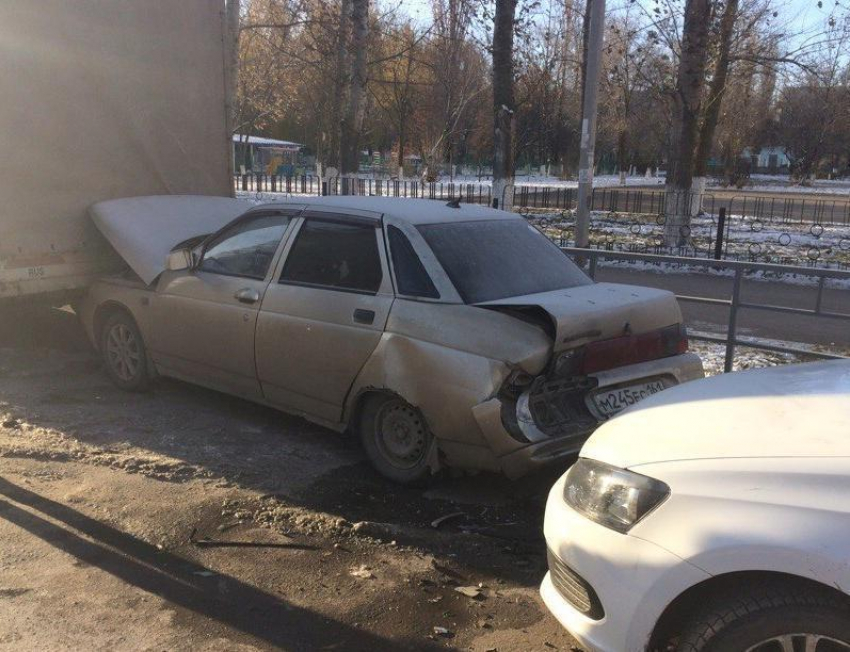 «Так получилось!» - девушка на «Фольксвагене» врезалась в припаркованный ВАЗ в Волгодонске