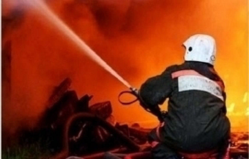 В Мартыновском районе пожар в летней кухне тушили полтора часа