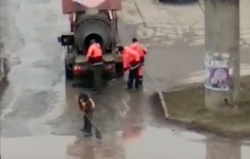 "И так сойдет": Дорожники закидали лужу асфальтом в Волгодонске