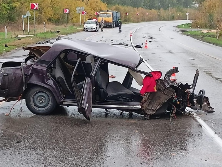 На трассе Ростов - Волгодонск молодой лихач на ВАЗе врезался в грузовик и погиб