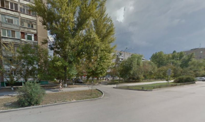 В Волгодонске женщина за рулем «ВАЗ 2112»  «вылетела» на тротуар и сбила двух прохожих