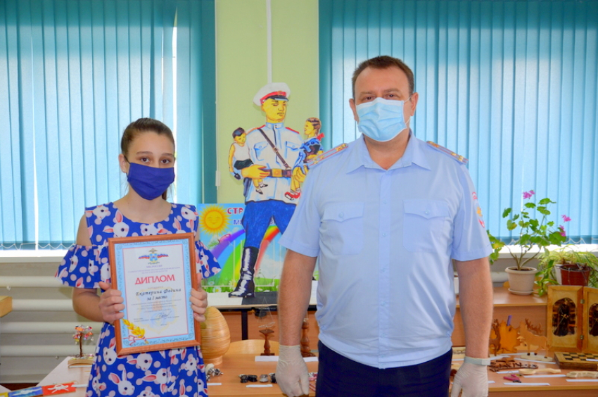 12-летняя школьница из Цимлянска получила грамоту от полиции за поделку из фанеры 