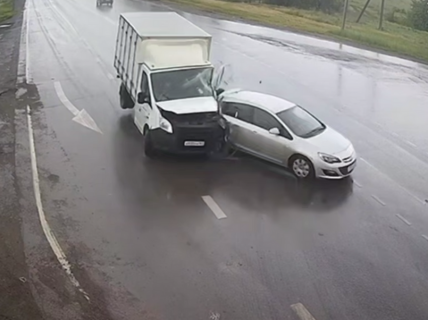 На трассе под Волгодонском «Газель» на полном ходу снесла легковушку