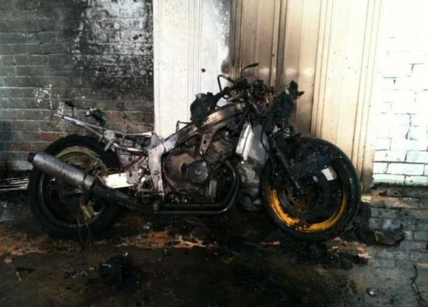 Обиженный на жизнь бомж сжег чужой мотоцикл в Волгодонске