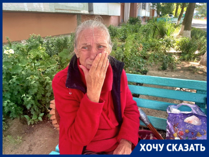 «Никому не нужна: 62-летняя волгодончанка живет на лавочке под окнами сына