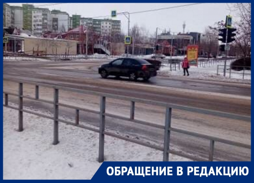 Светофор на пересечении улиц Черникова и Энтузиастов не работает третий день