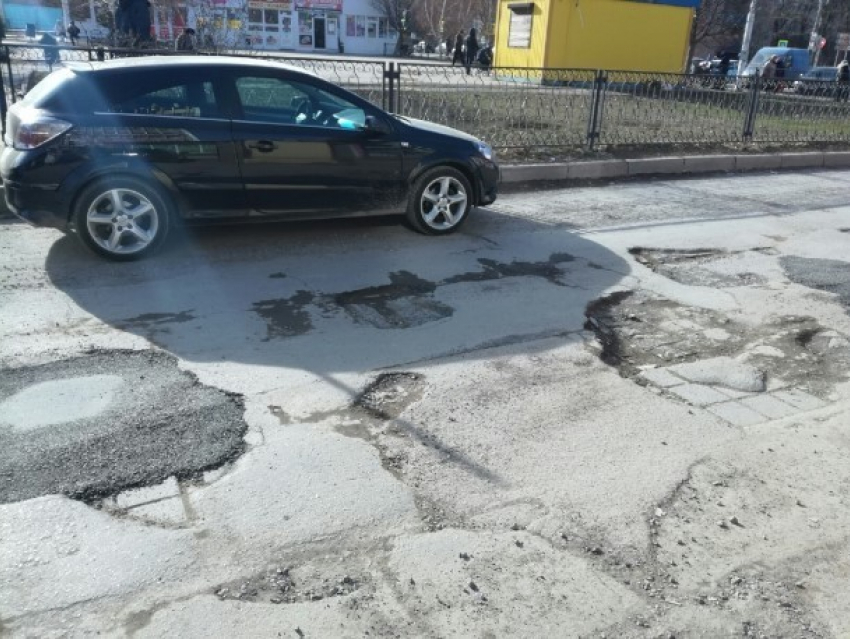 На дороге возле торгового дома «Радуга» частично залатали ямы