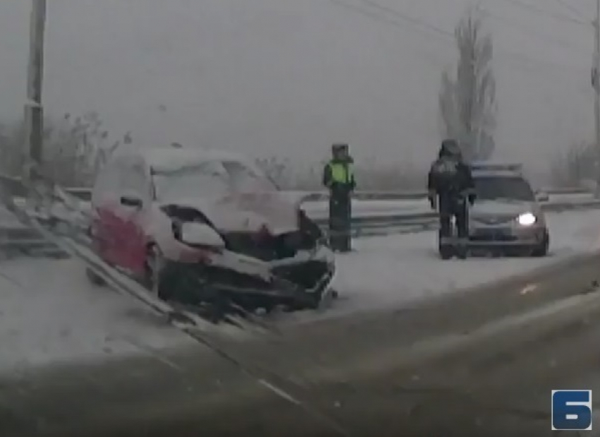 Утренний снегопад и ДТП спровоцировали пробку на Путепроводе в Волгодонске 