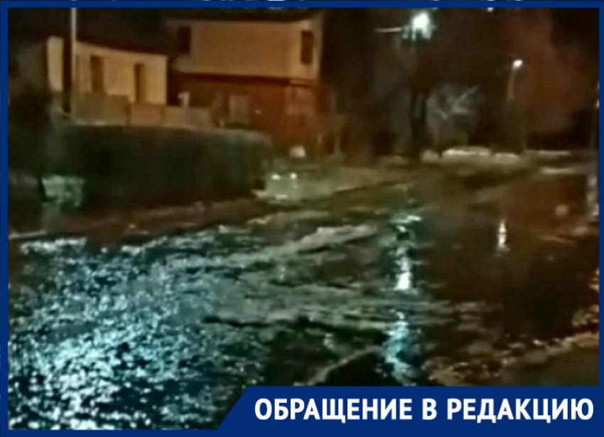 Канализационные стоки затопили Октябрьский переулок в Волгодонске