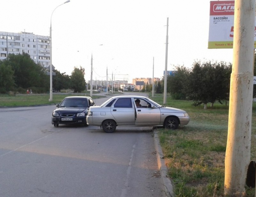 В Волгодонске «ВАЗ-2110» залетел на разделительный газон