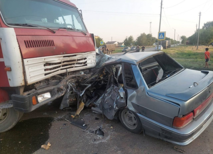 Погиб 21-летний водитель: «КамАЗ» протаранил легковой автомобиль в селе Дубовское