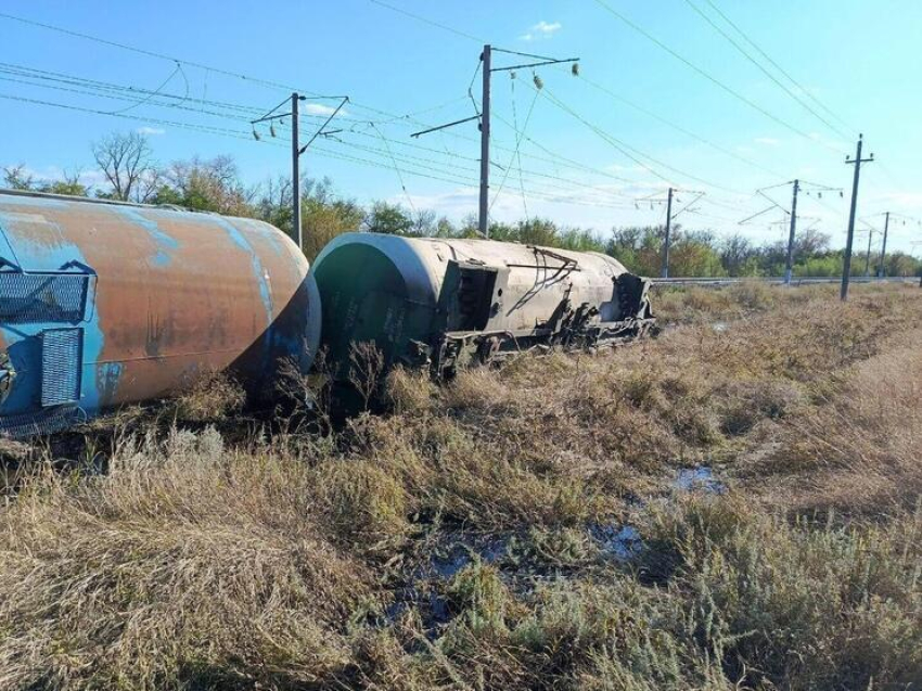 Число опрокинутых цистерн выросло в 2 раза, поезд мог везти более 4 тысяч тонн нефтепродуктов: в Орловском районе введен режим ЧС