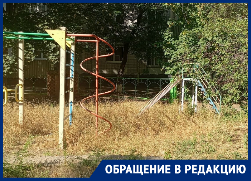 «С начала мая покос был один раз!»: жильцы дома по улице Энтузиастов жалуются на заросшую травой детскую площадку