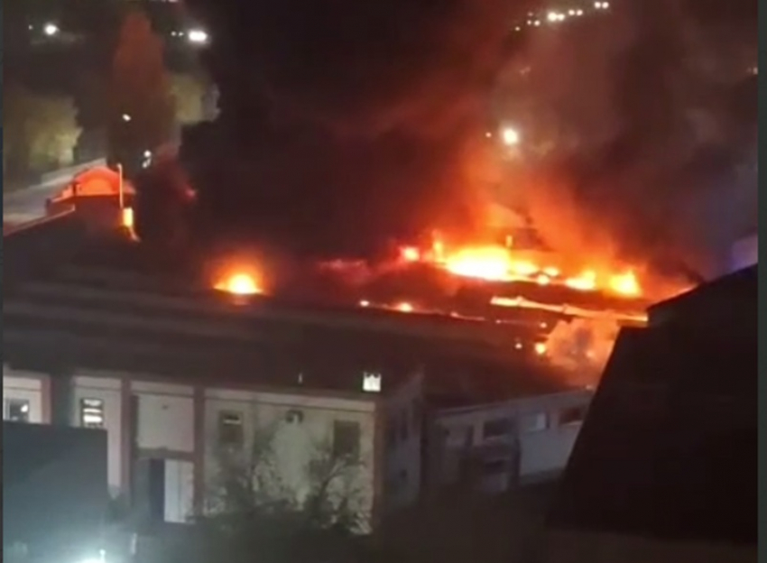 Пламя было видно за километры: рынок «Авангард» сгорел ночью в Волгодонске Ростовской области