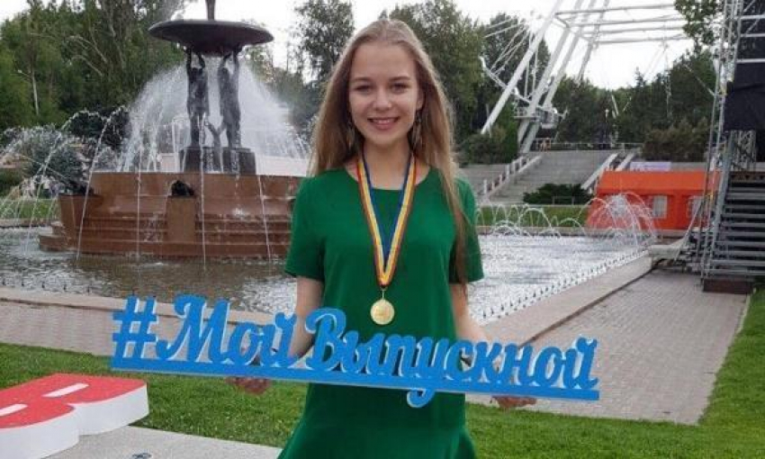 13 медалистов из Волгодонска побывали на губернаторском балу выпускников в Ростове 