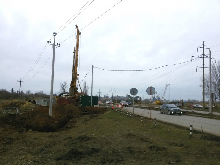 В Волгодонске построили половину эстакады через железную дорогу