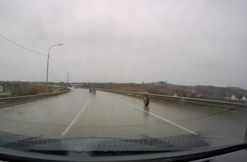 Колесо смерти: шокирующее видео с утренней поездки по трассе Цимлянск-Волгодонск 