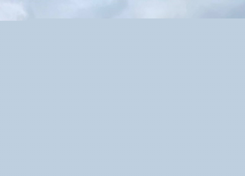 На здании торгового центра в Волгодонске завершается установка пристроенного белорусского лифта