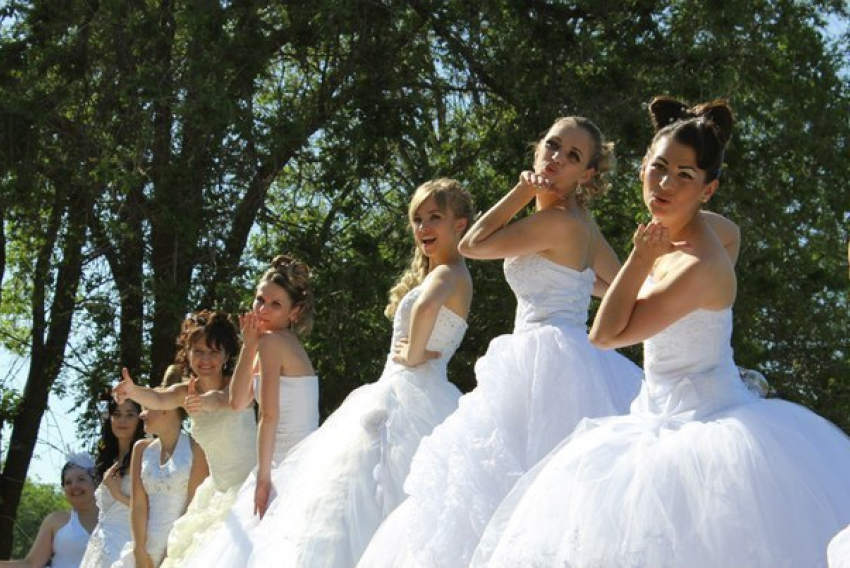  В Волгодонске прошел парад невест   