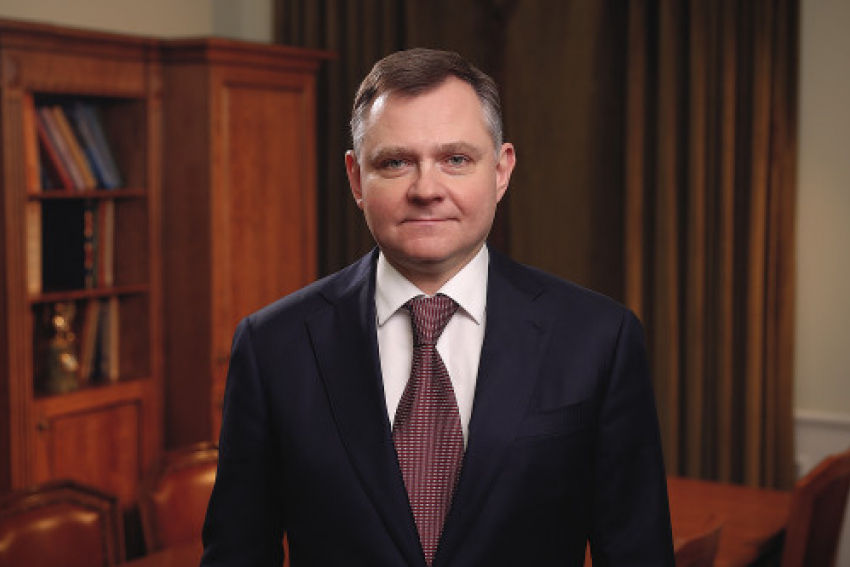 Юрий Слюсарь поздравил дончан с Днем защитника Отечества