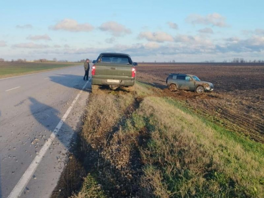 Автомобиль вылетел в кювет из-за глубокой ямы на трассе Волгодонск-Зимовники