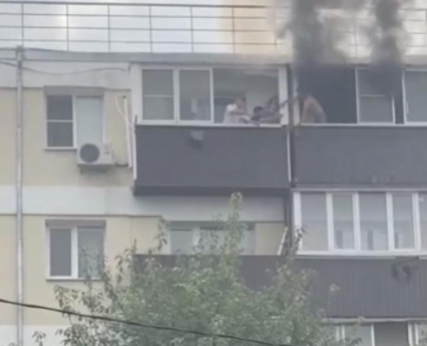 Сотрудники ГИБДД Волгодонска помогли семье выбраться из горящей квартиры