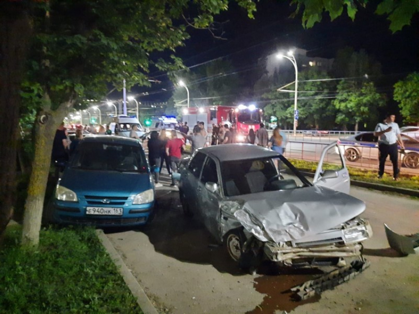 ДТП с участием пяти автомобилей произошло в «кармане» на проспекте Строителей
