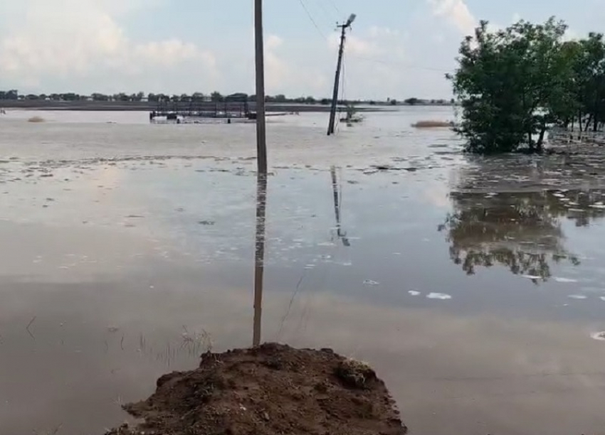 Страшный потоп обрушился на хутор Погорелов в Зимовниковском районе: соцсети  